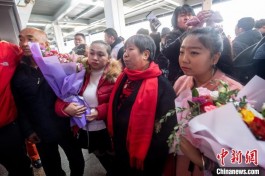 被遗弃女婴30年后寻亲 借助网络与亲生父母相认